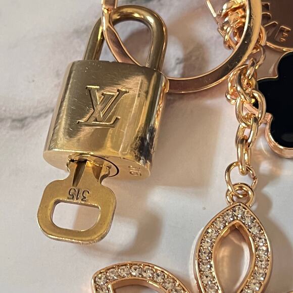 Louis Vuitton Lock and Key #315 with a Clover Fashion Keychain - Picture 3 of 7